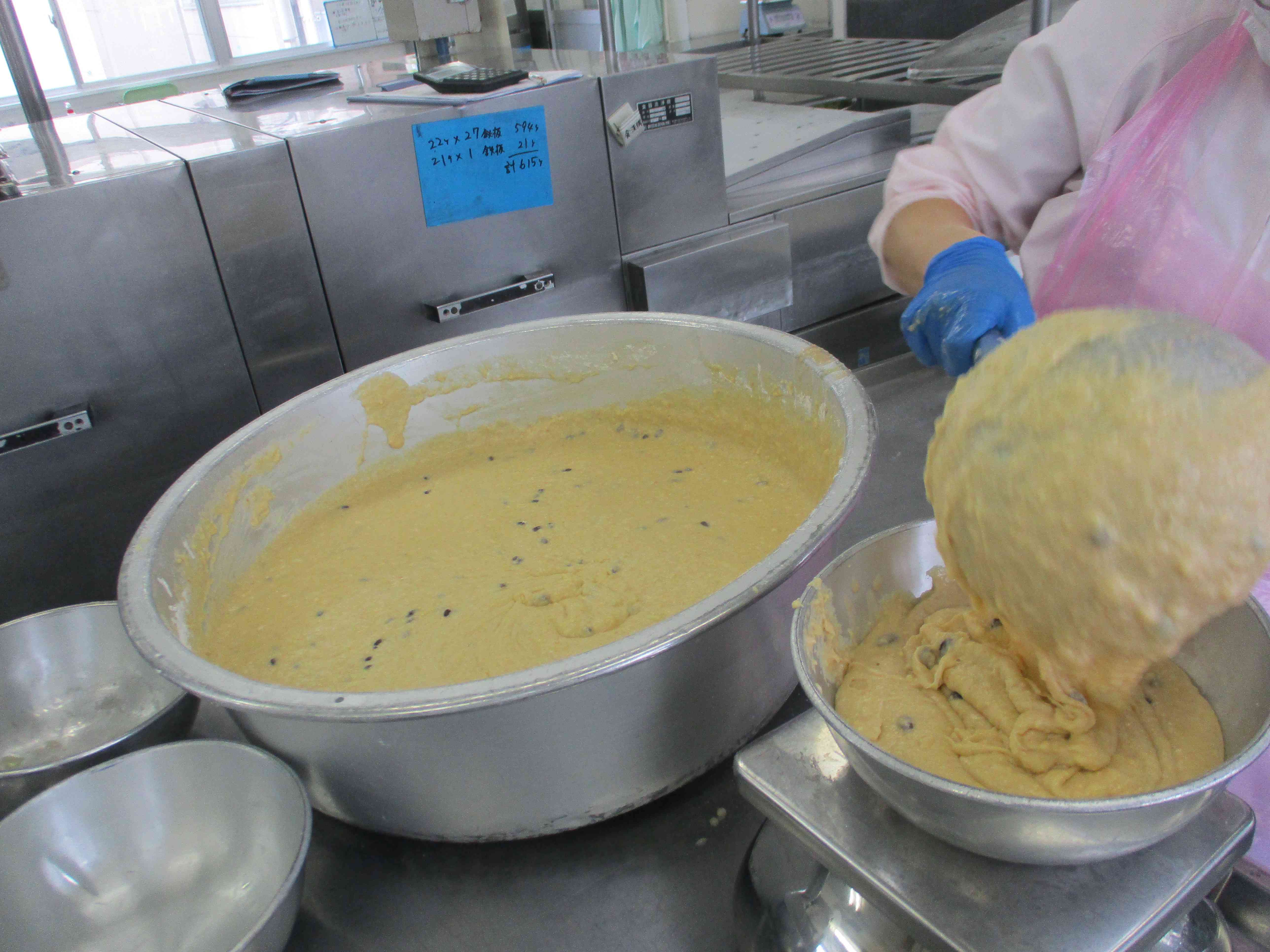 ③和風ケーキ　生地の重さをはかる