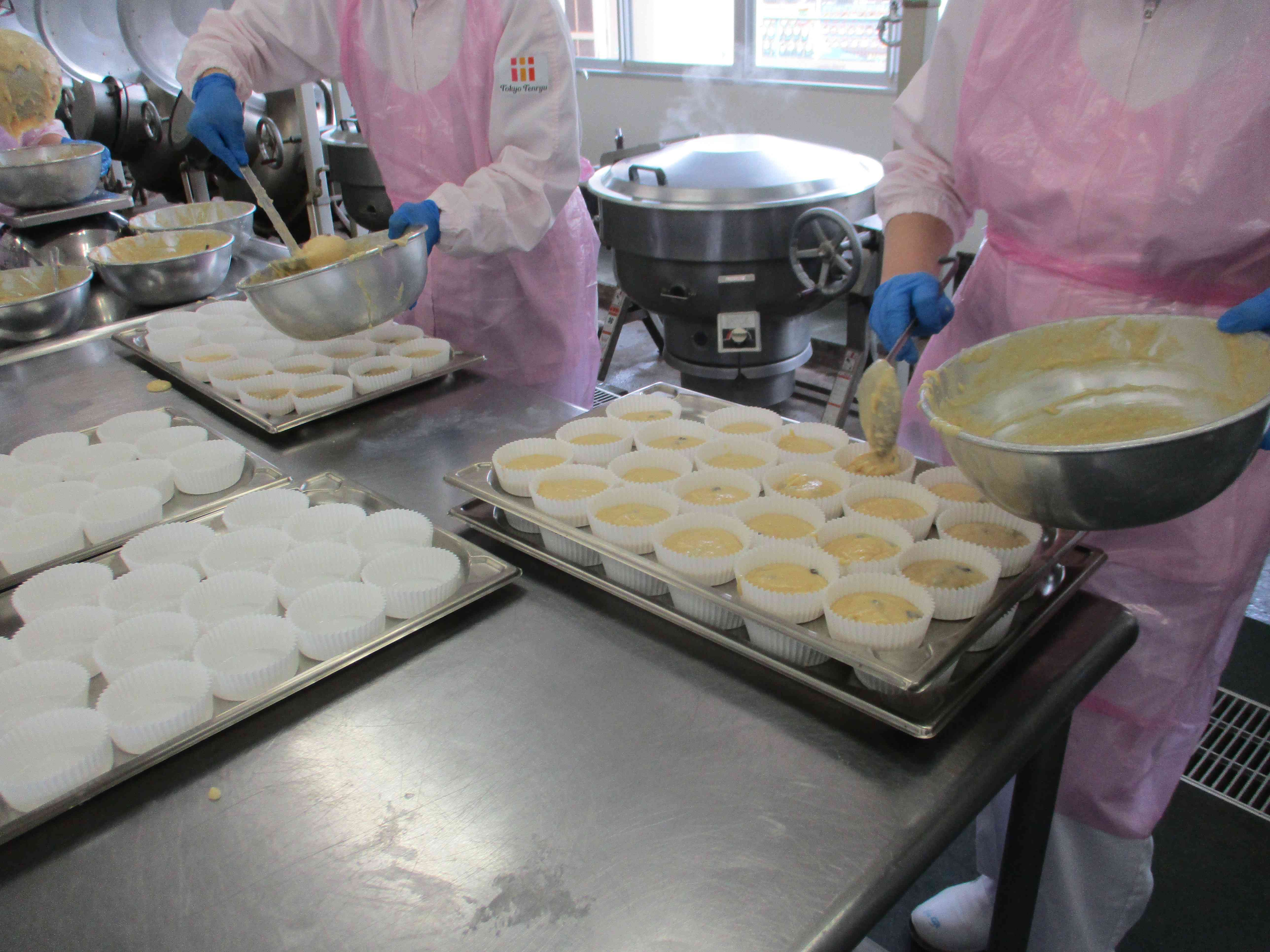 ④和風ケーキ　カップに注ぐ